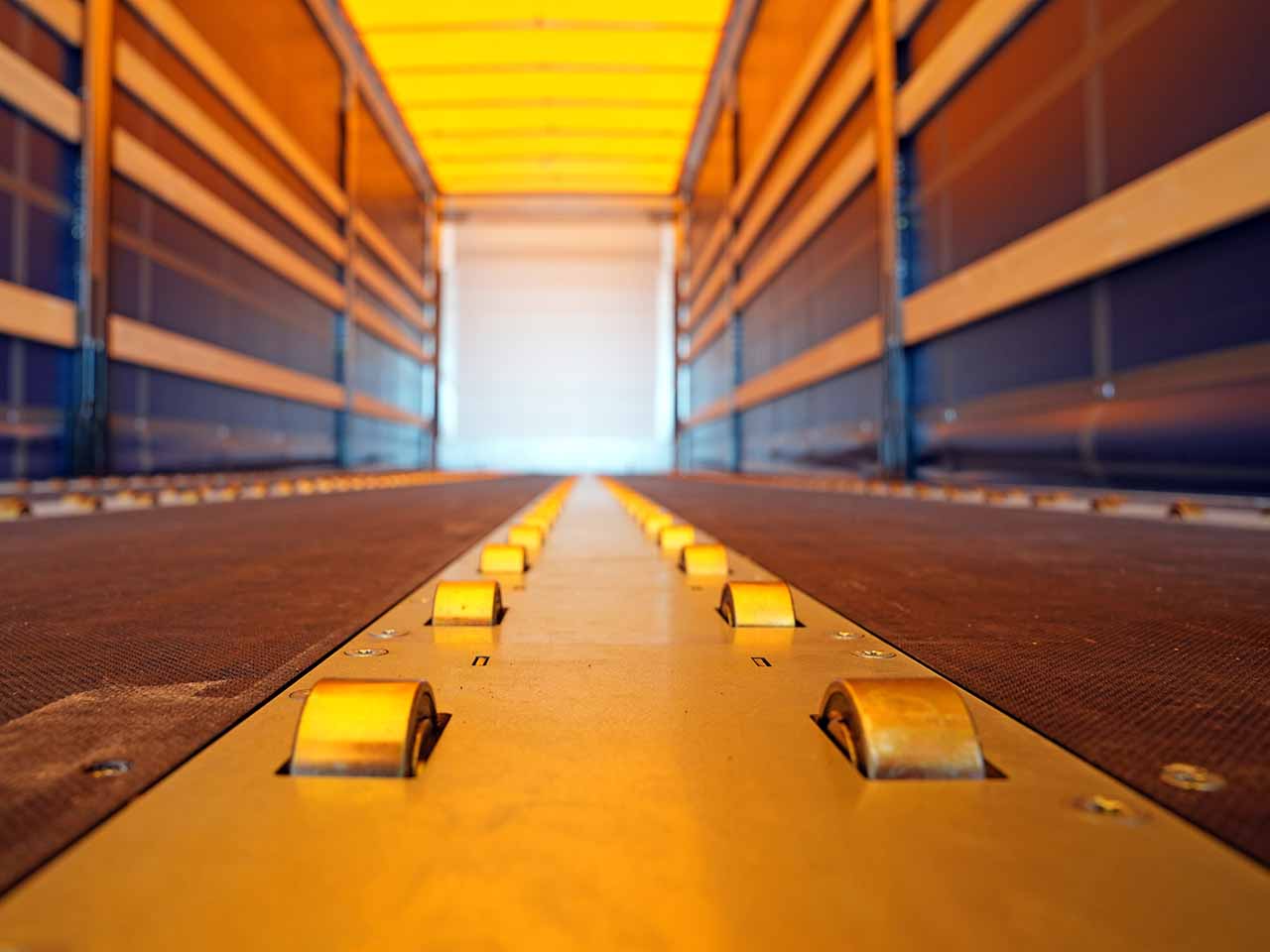 camion rodillos transporte carga aerea